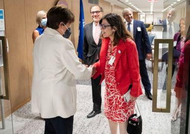 Habemus foto: Georgieva celebra el fiscalismo de Batakis