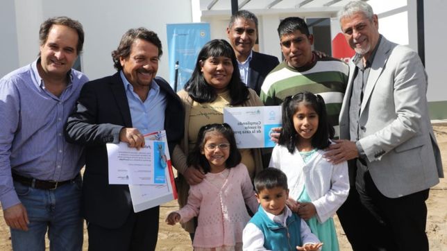 en salta, ferraresi entrego 40 viviendas del programa casa propia