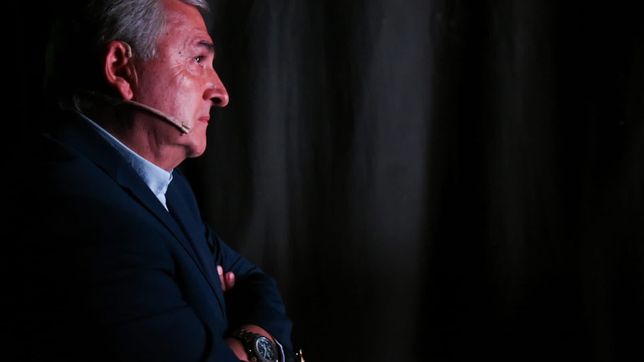 post lanzamiento, como disena morales su traje de presidenciable