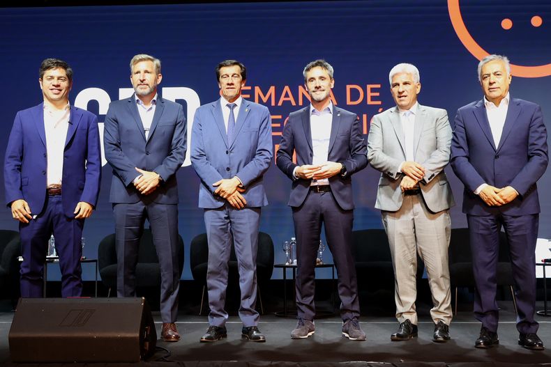 Los gobernadores Axel Kicillof, Rogelio Frigerio, Carlos Sadir, Claudio Poggi y Alfredo Cornejo junto con el titular del CFI, Ignacio Lamothe.&nbsp;
