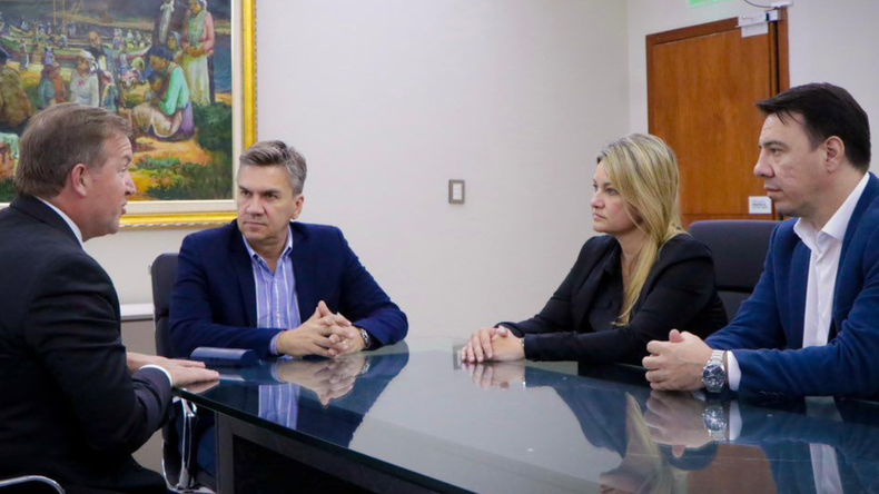 Zdero en su despacho junto al secretario de Prensa de la Nación, Eduardo Serenellini, uno de los tantos gestos de cercanía con el oficialismo.&nbsp;