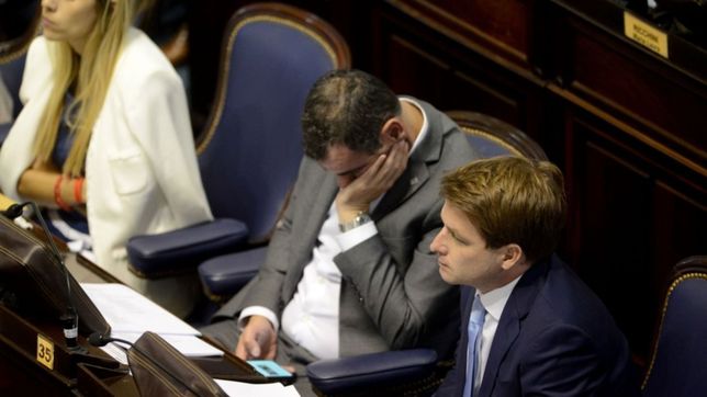 caso astudillo castro: la oposicion exige justicia, pero no echa nafta