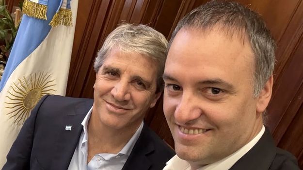 El ministro Toto Caputo y el exjefe de Gabinete Manuel Adorni