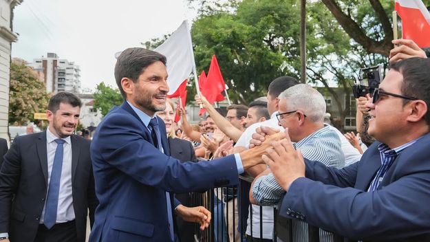 Saludo a la militancia.&nbsp;Maximiliano Pullaro y Leonel Chiarella&nbsp; recorrieron juntos la explanada de la Legislatura.&nbsp;