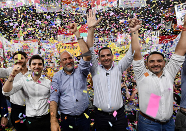 Gustavo Valdés junto los candidatos de Vamos Corrientes, Claudio Polich y Juan Pablo Valdés. A la par, una parte de la plana mayor de Provincias Unidas, Juan Schiaretti, Maximiliano Pullaro y Nacho Torres.