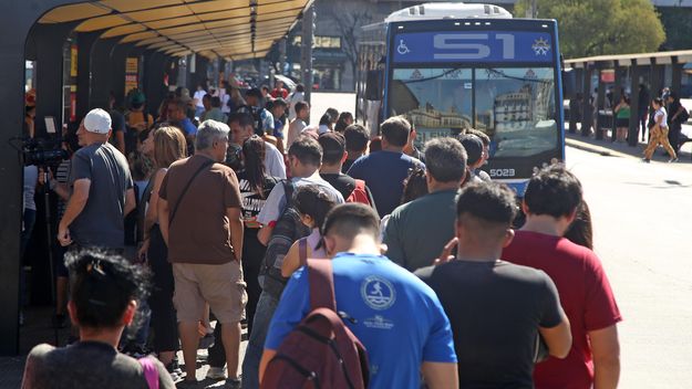 Toto Caputo retiene fondos de subsidios para el transporte en el AMBA Toto Caputo retiene fondos de subsidios para el transporte en el AMBA