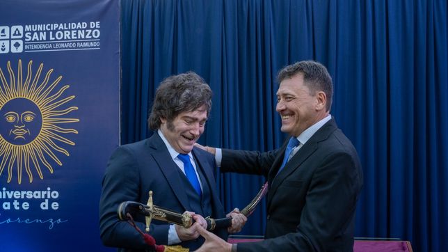 Leonardo Raimundo, intendente de San Lorenzo, entregando una réplica del sable corvo de San Martín a Javier Milei