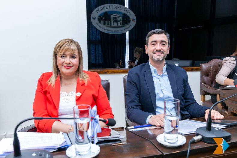 Los legisladores libertarios Agustín Coto y Natalia Graciania, beneficiados en el reparto de comisiones de la Legislatura de Tierra del Fuego.