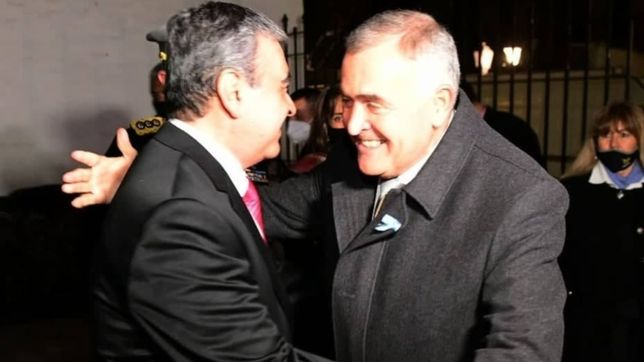 jaldo y alfaro se trenzan en una pelea que de lejos parece un abrazo