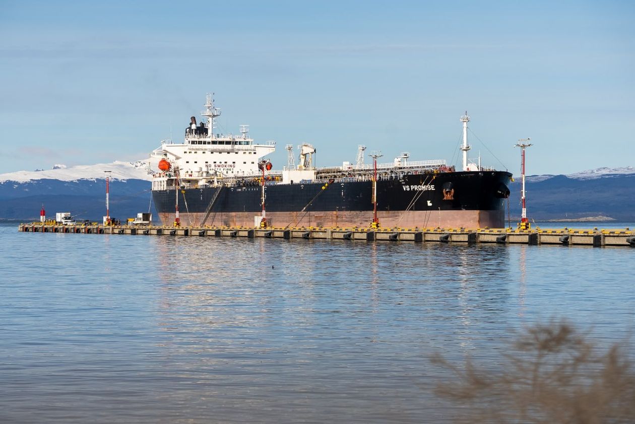 Tierra del Fuego: un petrolero británico en Ushuaia encendió la alarma por la soberanía