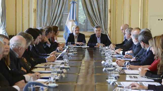 ajuste a los jubilados: 23 apostoles y una cruz para macri