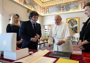 Diana Mondino con Javier Milei en la audiencia con el papa Francisco