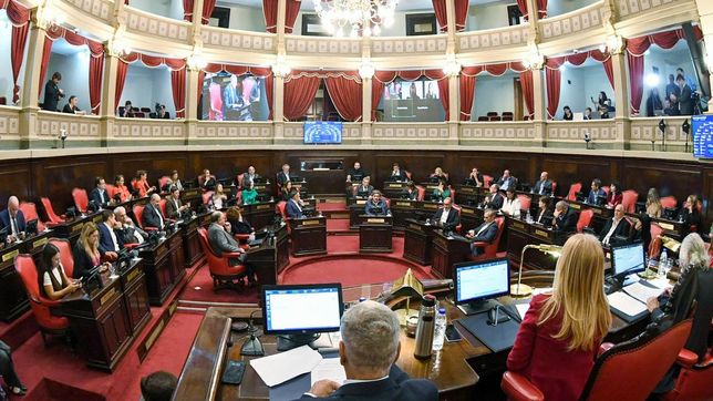 Maximiliano Abad: Defender la democracia implica mejorar su calidad y fortalecer sus instituciones.