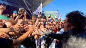 Javier Milei en Santa Fe: entre gazebos rotos y detenidos, otro paso de campaña fallido