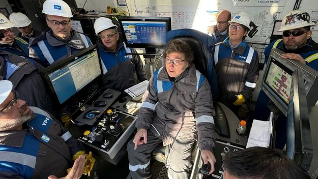 Javier Milei en la planta de YPF en Vaca Muerta