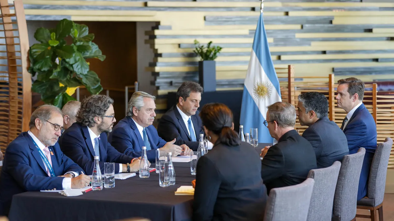 Alberto Fernández junto al ministro Sergio Massa y el canciller Santiago Cafiero en la previa a la bilateral con Joe Biden&nbsp;