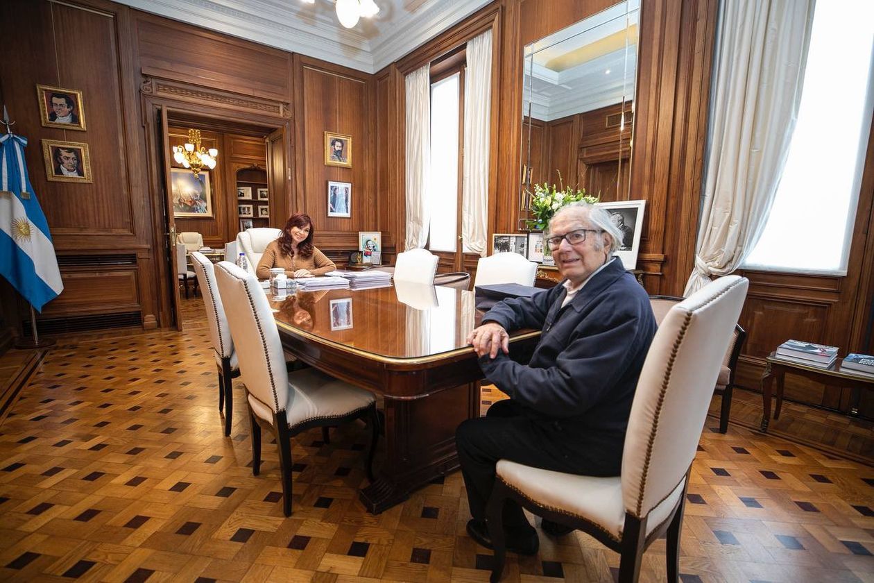 En la última jornada que CFK presidió una sesión del Senado también recibió al premio Nobel de la Paz Adolfo Pérez Esquivel.&nbsp;
