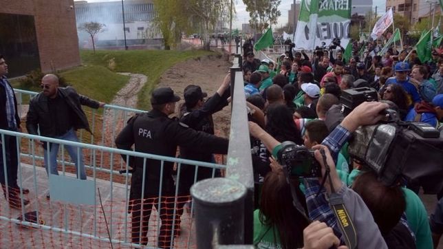 neuquen: serios incidentes en la audiencia por el tarifazo de gas