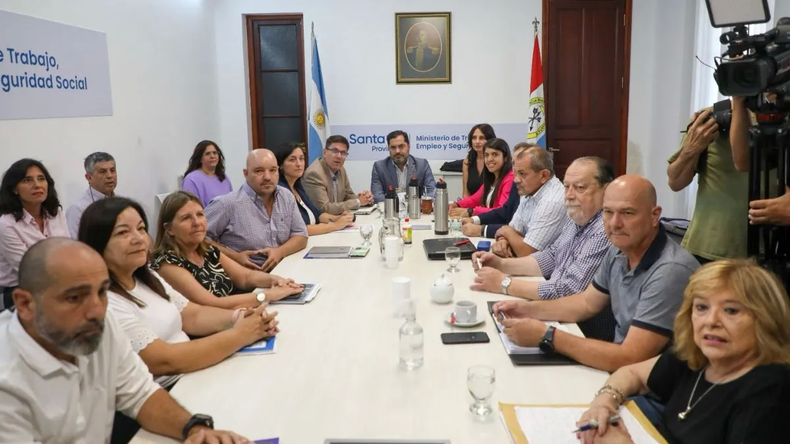 Primera reunión de paritaria docente, presidida por el ministro de Trabajo Roald Báscolo.
