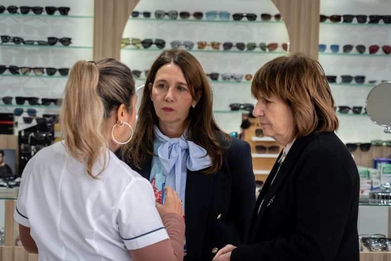 Patricia Bullrich recorrió Villa Lugano junto a Pilar Ramírez, mano derecha de Karina Milei en la Ciudad, tras sus críticas al Jefe de Gabinete de Ministros.