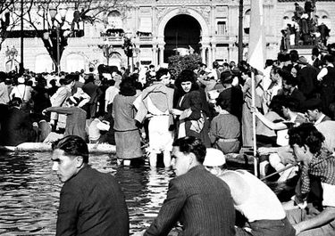 “Mi papá es uno de los que está con los pies en la fuente en la foto del 17 de octubre”
