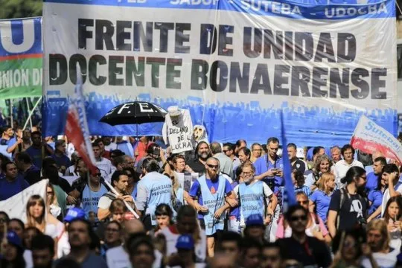 Docentes bonaerenses rechazan la retención de fondos educativos impuesta por Javier Milei