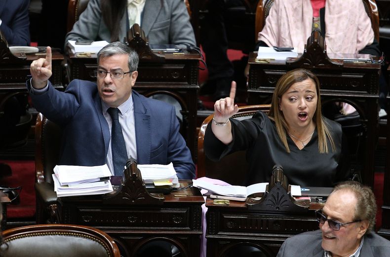 Germán Martínez, jefe del bloque Unión por la Patria, con Cecilia Moreau en la Cámara de Diputados.&nbsp;