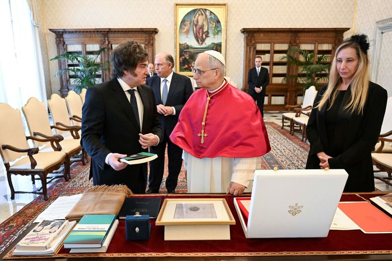 Javier Milei y Karina Milei intercambian obsequios con el papa León XIV