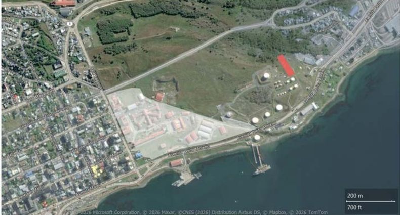 El inmueble está ubicado entre las calles Yaganes, 44 Héroes del ARA San Juan y Horeb, en Ushuaia. 