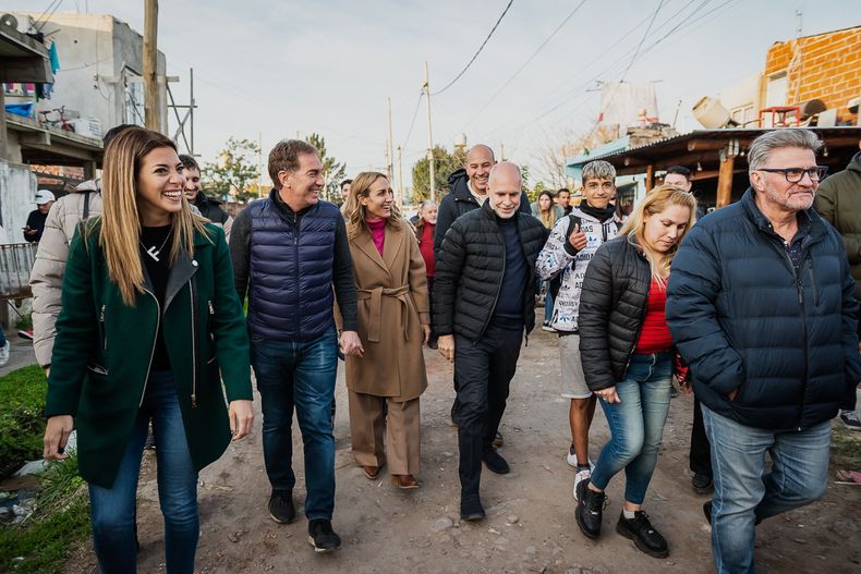 Larreta, Santilli y Arietto caminan por Florencio Varela. Es la última recorrida juntos por el conurbano antes de las PASO 2023.