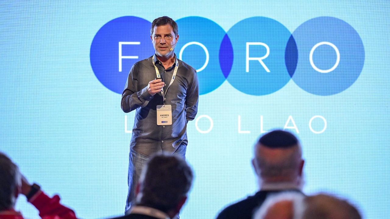 El Círculo Rojo escucha a un participante del Foro que cierra Javier Milei El Círculo Rojo escucha a un participante del Foro que cierra Javier Milei