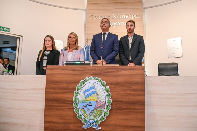 Pablo Javkin junto con la presidenta del Concejo, María Eugenia Schmuck, la concejala Caren Tepp y el concejal Mariano Romero.