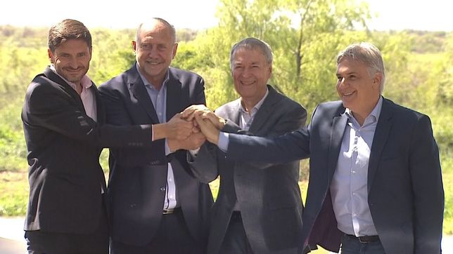 Los santafesinos Maximiliano Pullaro y Omar Perotti y los cordobeses Juan Schiaretti y Martín Llaryora. ¿Futuros socios? 