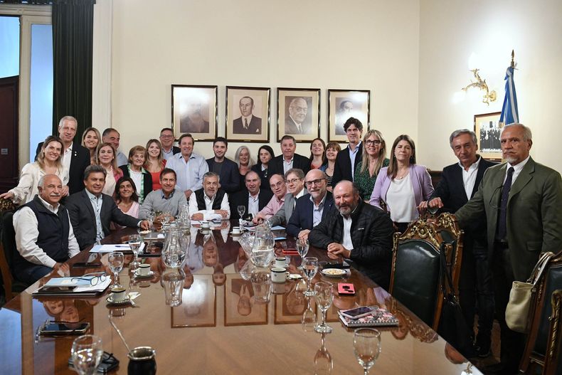 Ignacio Torres y la también chubutense Edith Terenzi, en el centro de la foto del bloque senatorial que santificó la neutralidad ante el balotaje.