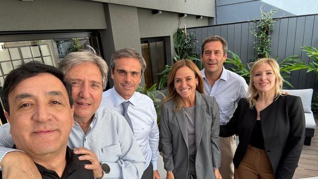 Victoria Tolosa Paz, Guillermo Michel y otros referentes del PJ federal. Victoria Tolosa Paz, Guillermo Michel y otros referentes del PJ federal.