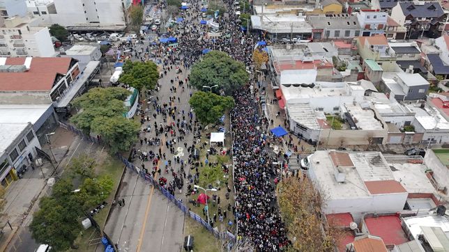 el ultimo adios al indio solari: hay mas de 70 cuadras de fila para despedir al musico en avellaneda
