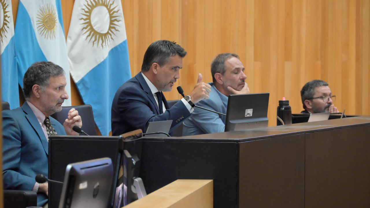 Facundo Torres Lima presidió la sesión de la Legislatura de Córdoba, acumula protagonismo y sumó tres nuevas fotos con el gobernador Martín Llaryora en la última semana.