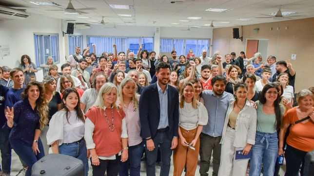 Federico Alesandri y Gabriela Estévez, candidatos de Creo en Córdoba, con universitarios en la UNC.