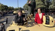 lo que dejo el desfile: el paseo en tanque de milei y villarruel y la selfie de la interna