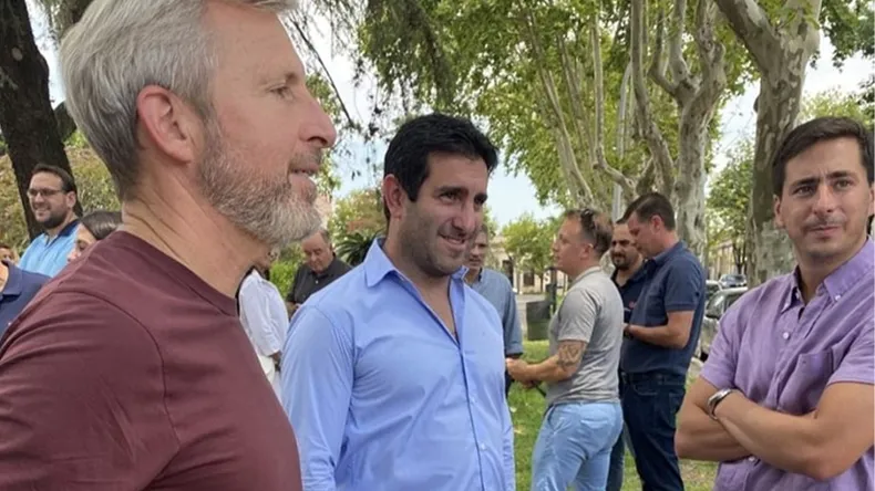 Klix junto al gobernador Rogelio Frigerio y al secretario General de la Gobernación, Mauricio Colello.