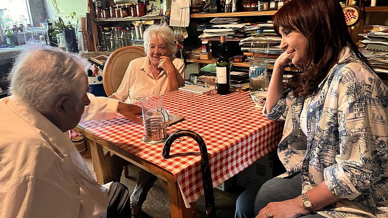 Pepe Mujica en su casa junto a su compa&ntilde;era Luc&iacute;a Topolansky. Invitada, CFK.&nbsp;