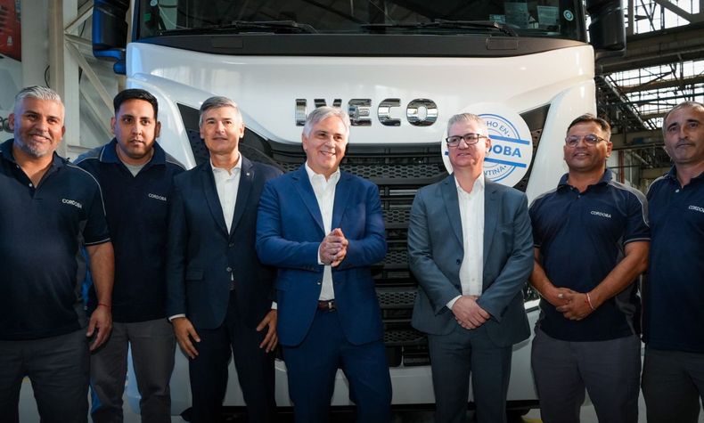 Martín Llaryora, junto a autoridades de Iveco, presentaron un nuevo camión en Córdoba