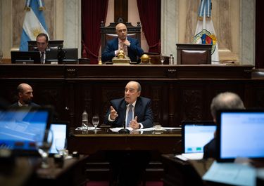 Guillermo Francos, antes de retirarse de la sesión ofendido. 