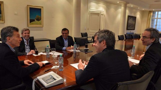 macri afina el lapiz para el lunes y sondea a los gobernadores para la cumbre