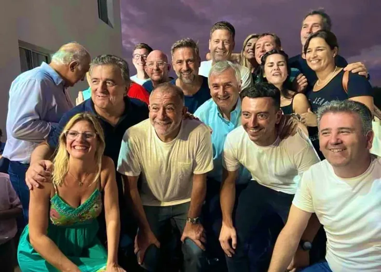 Dirigentes radicales celebran el triunfo de Javier Dieminger en la Falda, marzo de 2023
