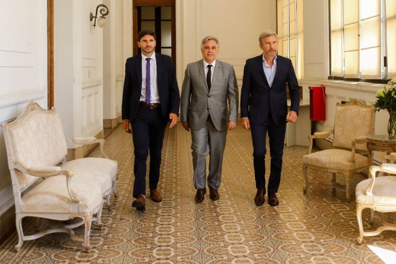 Maximiliano Pullaro, Martín Llaryora y Rogelio Frigerio en Rosario. 