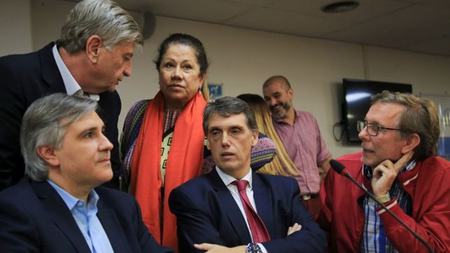 el peronismo se agrupa en un proyecto anti tarifazo y complica a cambiemos