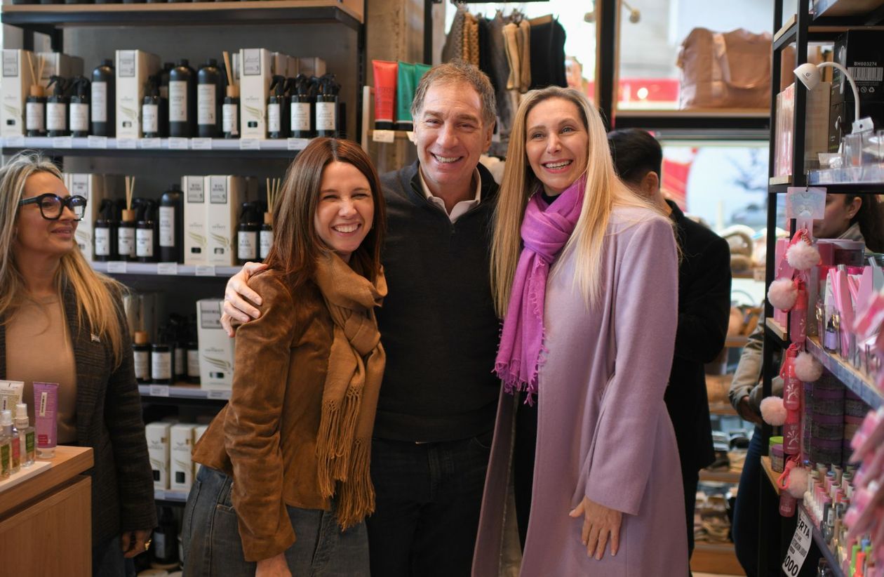 Karina Milei y Diego Santilli salieron a caminar la Ciudad junto a Pilar Ramírez.
