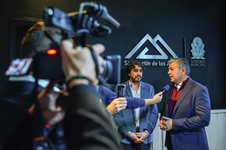 Rolando Figueroa en una visita a San Martín de los Andes. Carlos Saloniti es una aliado del gobernador de Neuquén.