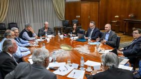 Gobierno, CGT y UIA acordaron adelantar paritarias y una canasta alimentaria